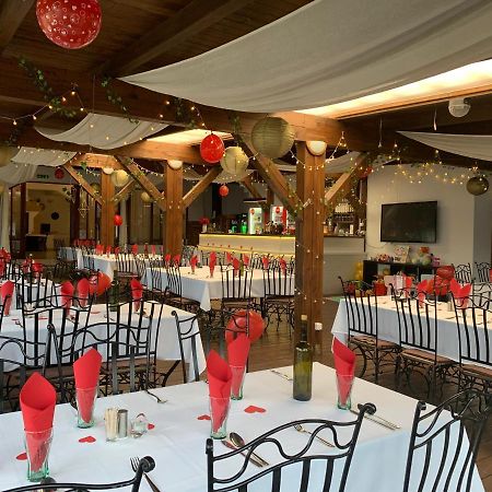 Tavi Panzio Es Etterem Bed & Breakfast Veresegyház Dış mekan fotoğraf
