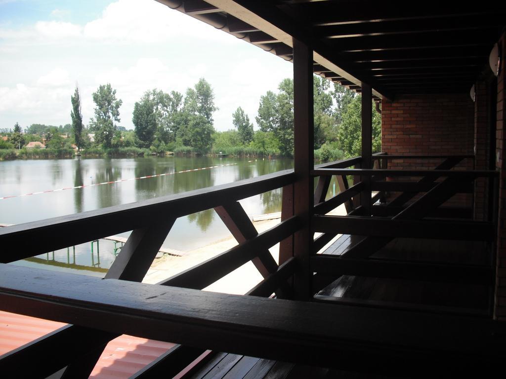Tavi Panzio Es Etterem Bed & Breakfast Veresegyház Oda fotoğraf
