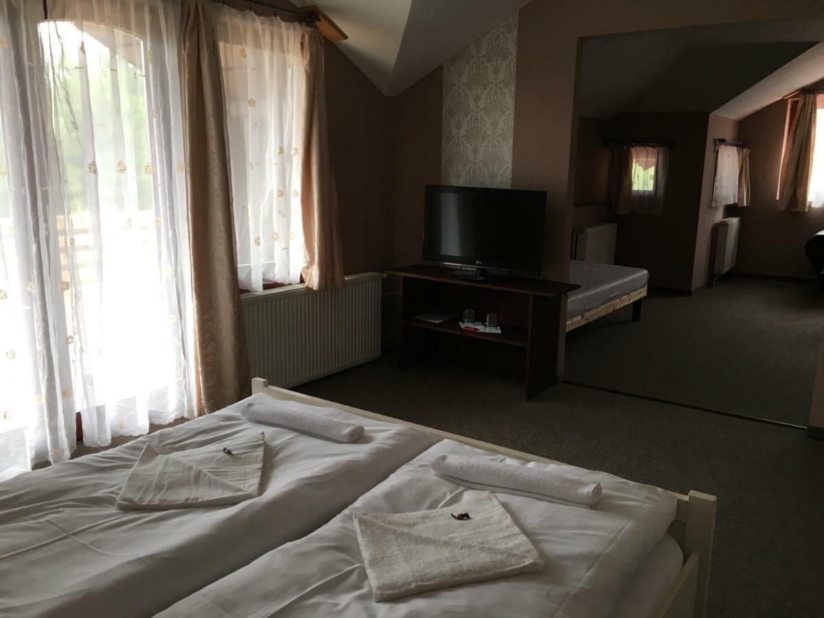 Tavi Panzio Es Etterem Bed & Breakfast Veresegyház Dış mekan fotoğraf