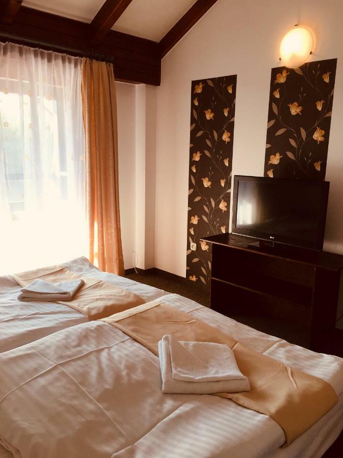 Tavi Panzio Es Etterem Bed & Breakfast Veresegyház Dış mekan fotoğraf