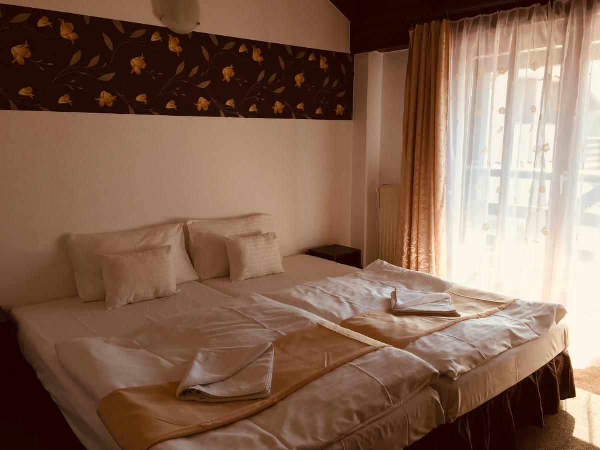 Tavi Panzio Es Etterem Bed & Breakfast Veresegyház Dış mekan fotoğraf
