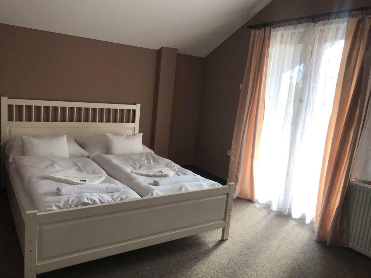 Tavi Panzio Es Etterem Bed & Breakfast Veresegyház Dış mekan fotoğraf