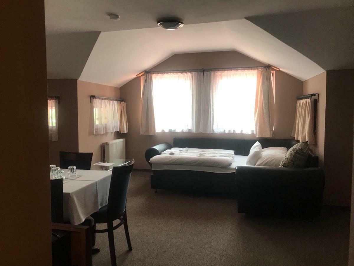 Tavi Panzio Es Etterem Bed & Breakfast Veresegyház Dış mekan fotoğraf