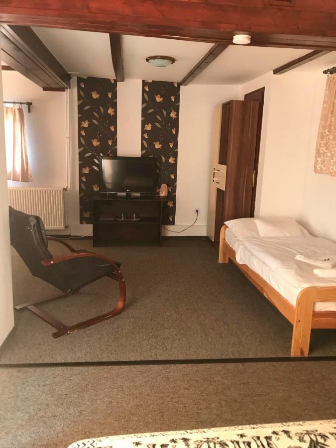 Tavi Panzio Es Etterem Bed & Breakfast Veresegyház Dış mekan fotoğraf