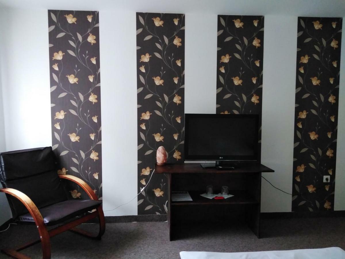 Tavi Panzio Es Etterem Bed & Breakfast Veresegyház Dış mekan fotoğraf