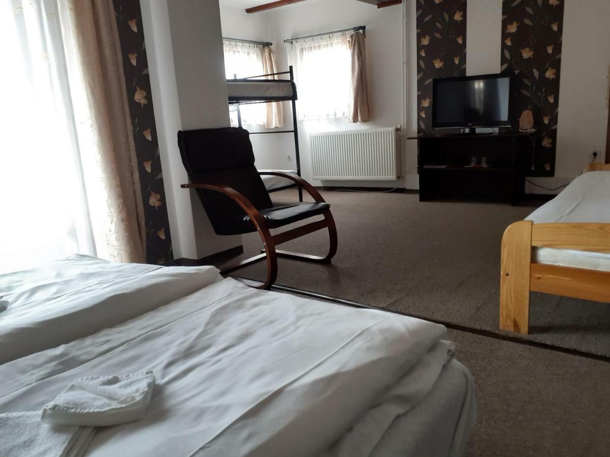 Tavi Panzio Es Etterem Bed & Breakfast Veresegyház Dış mekan fotoğraf