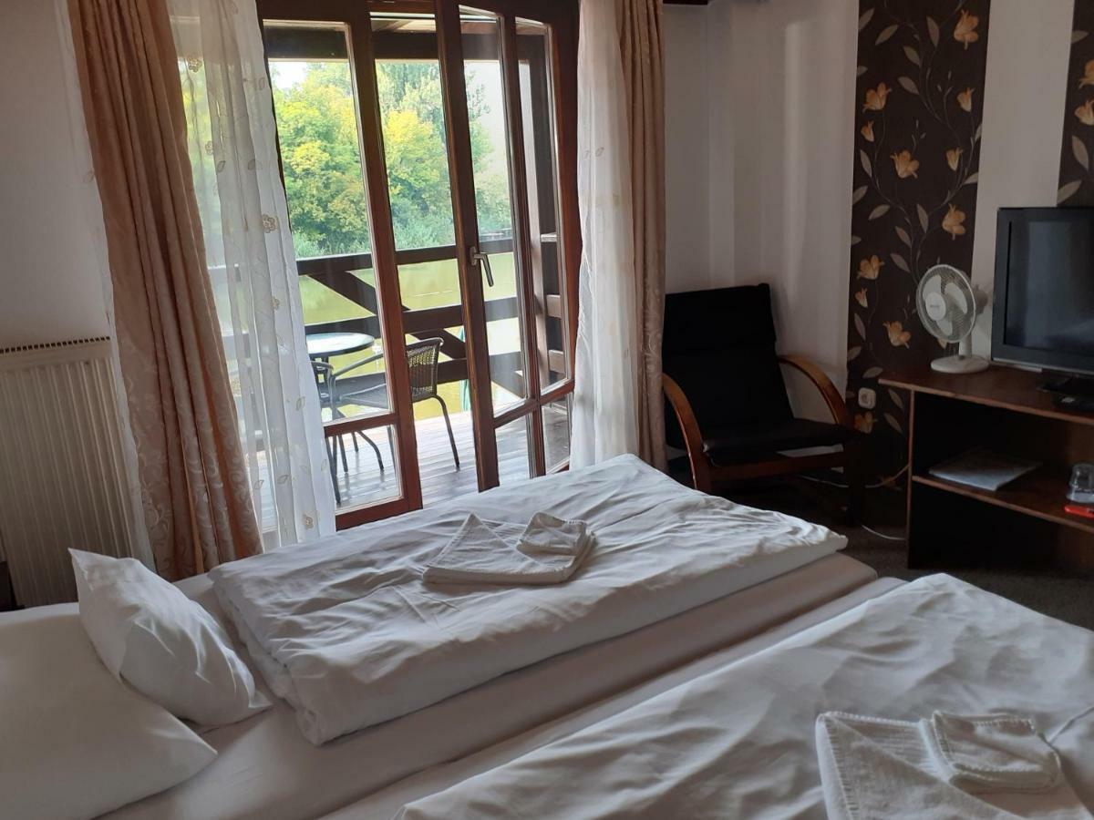 Tavi Panzio Es Etterem Bed & Breakfast Veresegyház Dış mekan fotoğraf