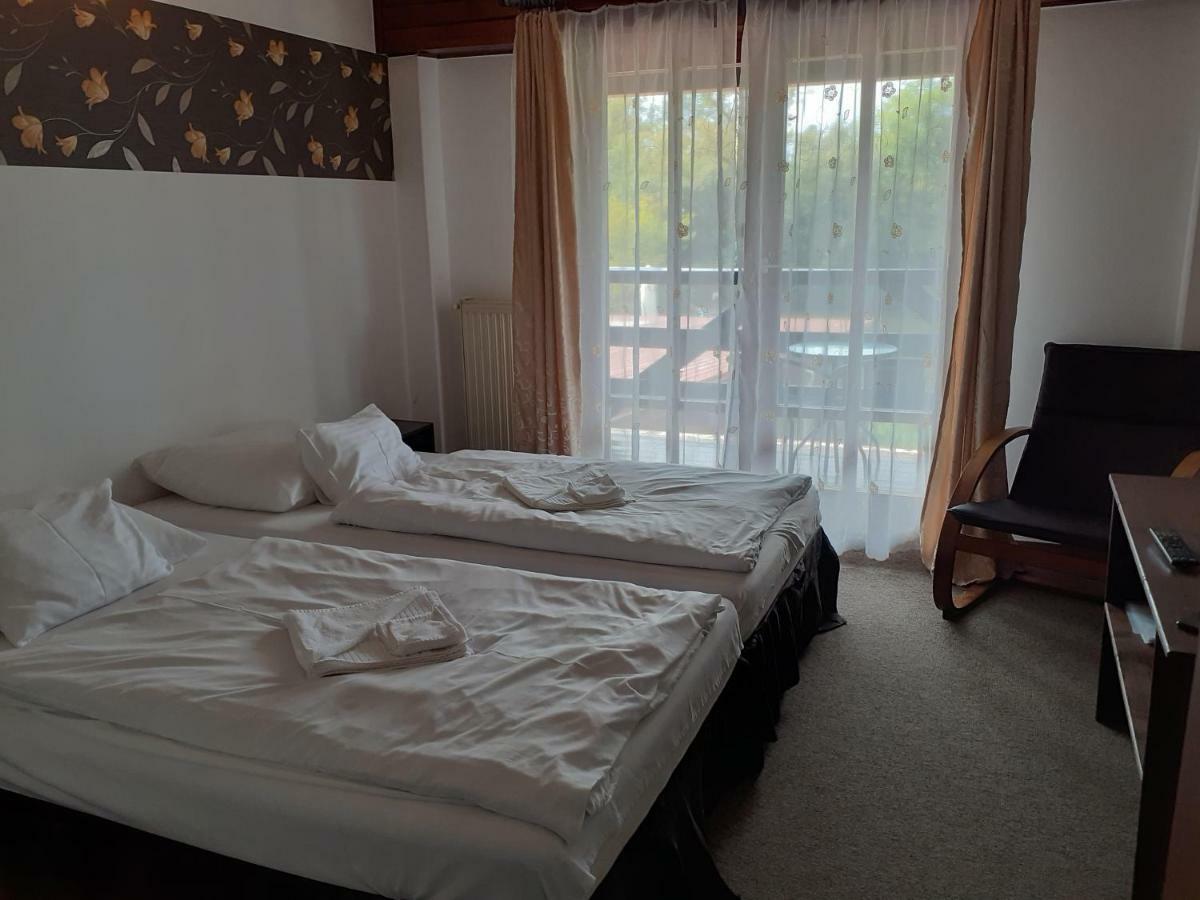 Tavi Panzio Es Etterem Bed & Breakfast Veresegyház Dış mekan fotoğraf