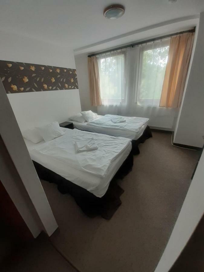 Tavi Panzio Es Etterem Bed & Breakfast Veresegyház Dış mekan fotoğraf