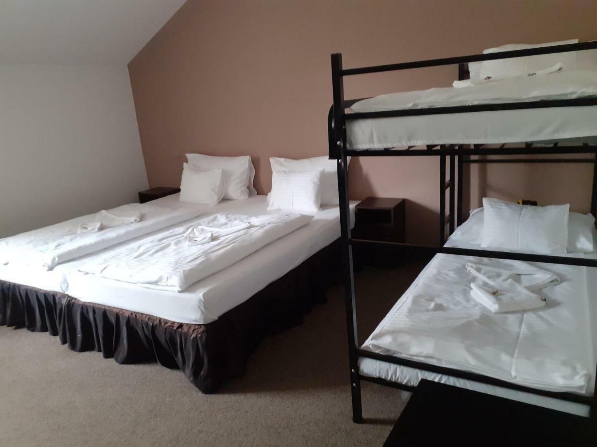 Tavi Panzio Es Etterem Bed & Breakfast Veresegyház Dış mekan fotoğraf