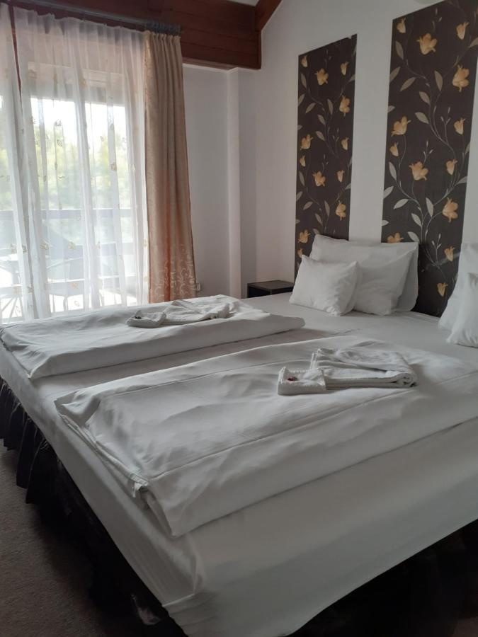 Tavi Panzio Es Etterem Bed & Breakfast Veresegyház Dış mekan fotoğraf