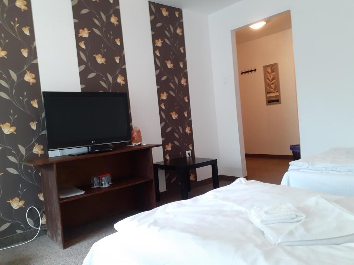 Tavi Panzio Es Etterem Bed & Breakfast Veresegyház Dış mekan fotoğraf